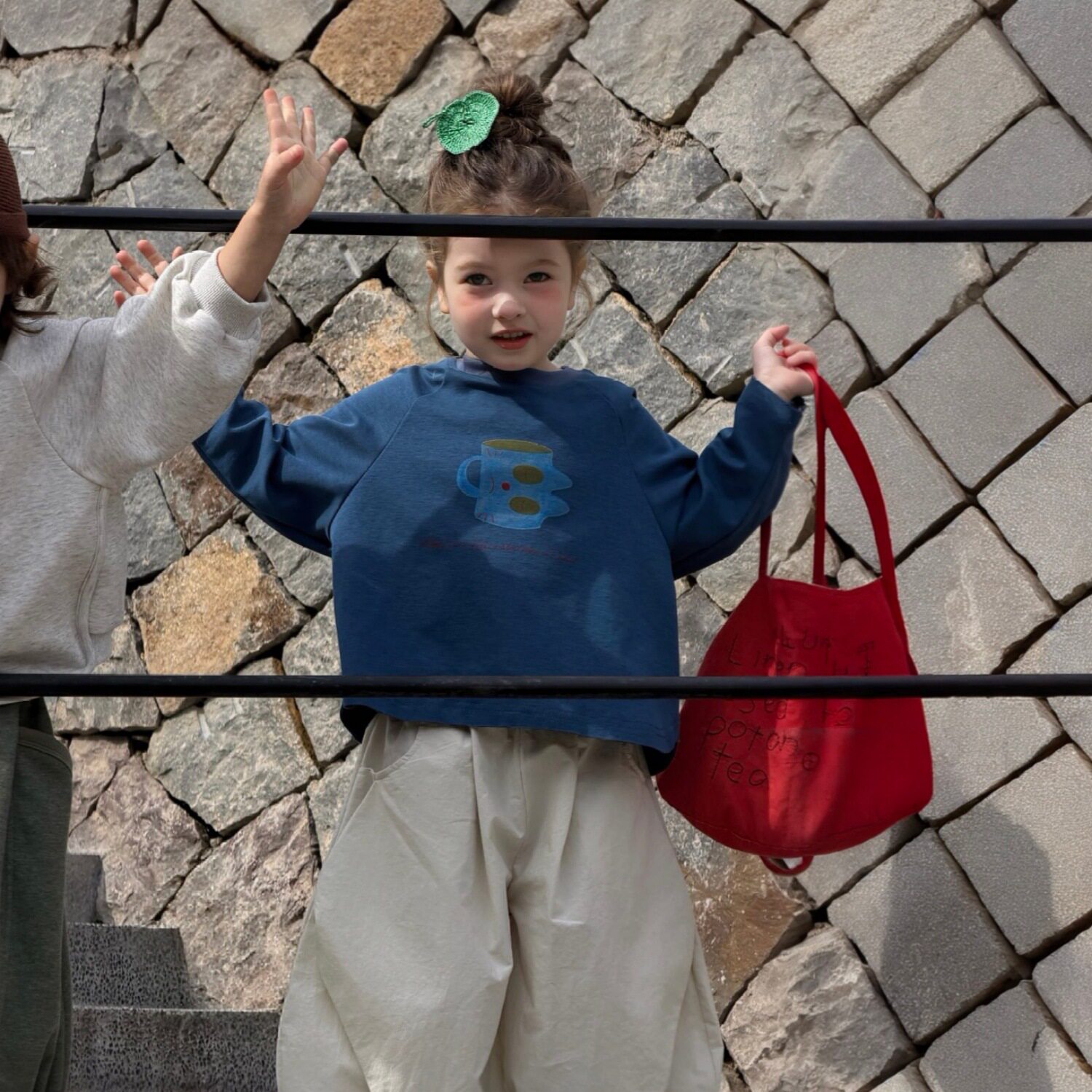 26春款女童卡通可爱茶杯长袖T恤韩系小众弯刀裤套装小孩上学衣服