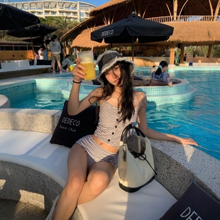 高级感条纹少女性感小胸显瘦度假纯欲泡温泉比基尼泳衣女海边度假