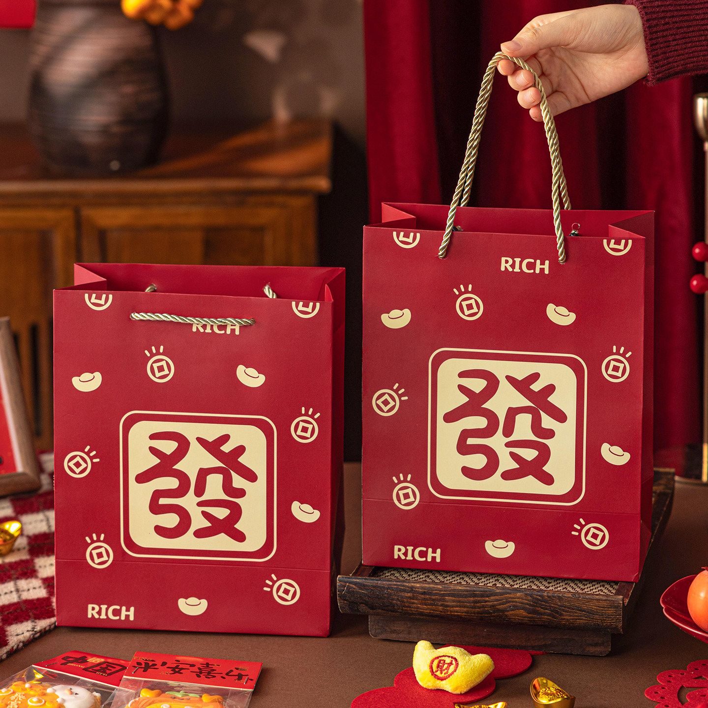 2027新年手提礼品袋纸打包装羊年货走亲戚伴送礼大号装铁盒饼干