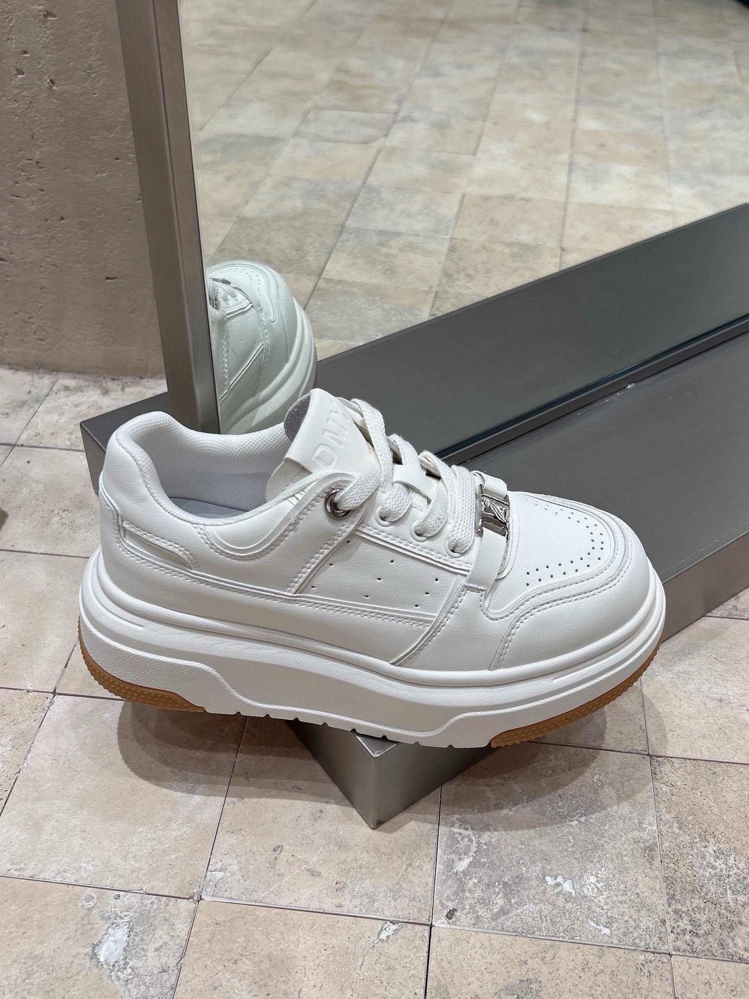 2026早春新款厚底增高真皮小白鞋女小个子松糕底休闲运动板鞋单鞋