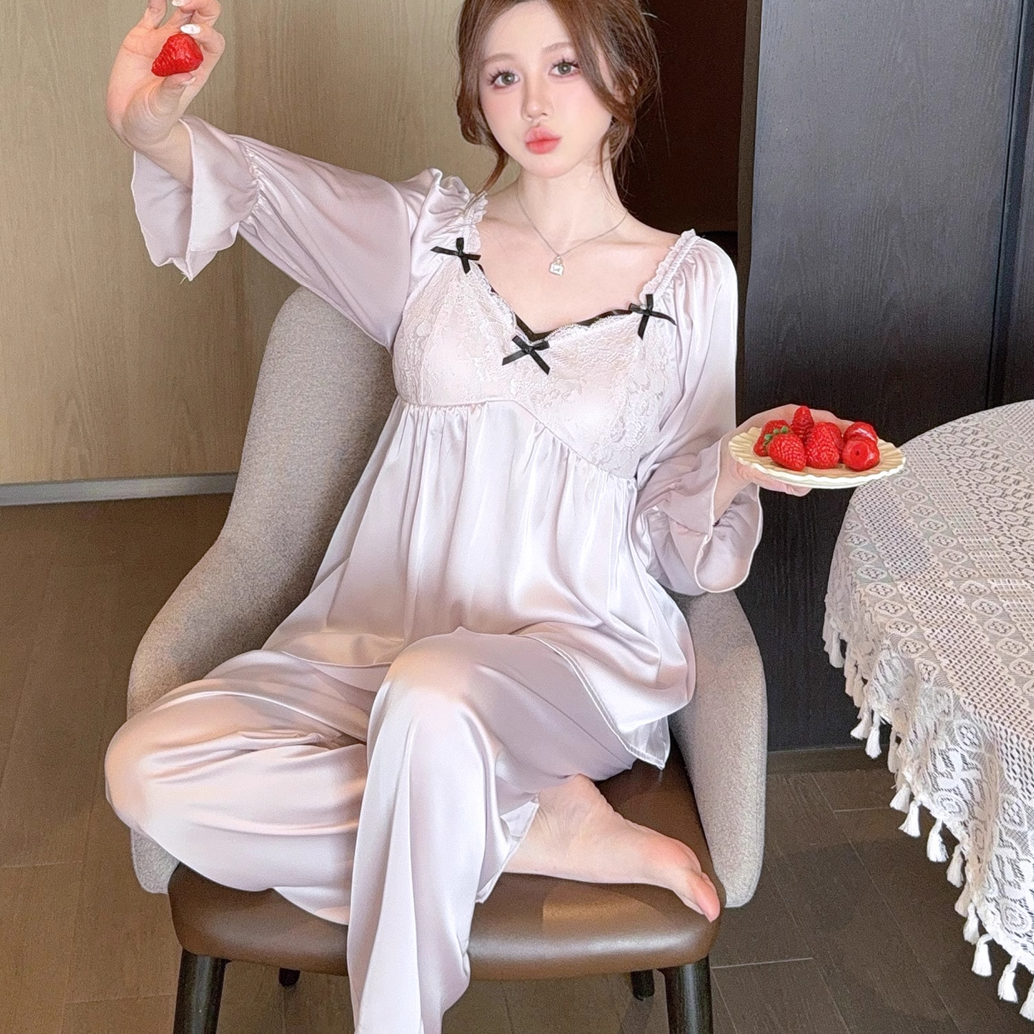 桑蚕丝甜美蕾丝花边带胸垫睡衣女