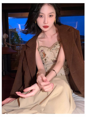 黑色刺绣吊带背心女2025年夏季新款复古荷叶边设计感提花打底上衣