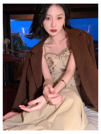 黑色刺绣吊带背心女2025年夏季新款复古荷叶边设计感提花打底上衣