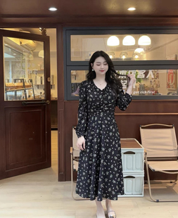 大码女装法式赫本风长袖连衣裙秋季高级感碎花裙胖MM遮肚显瘦裙子