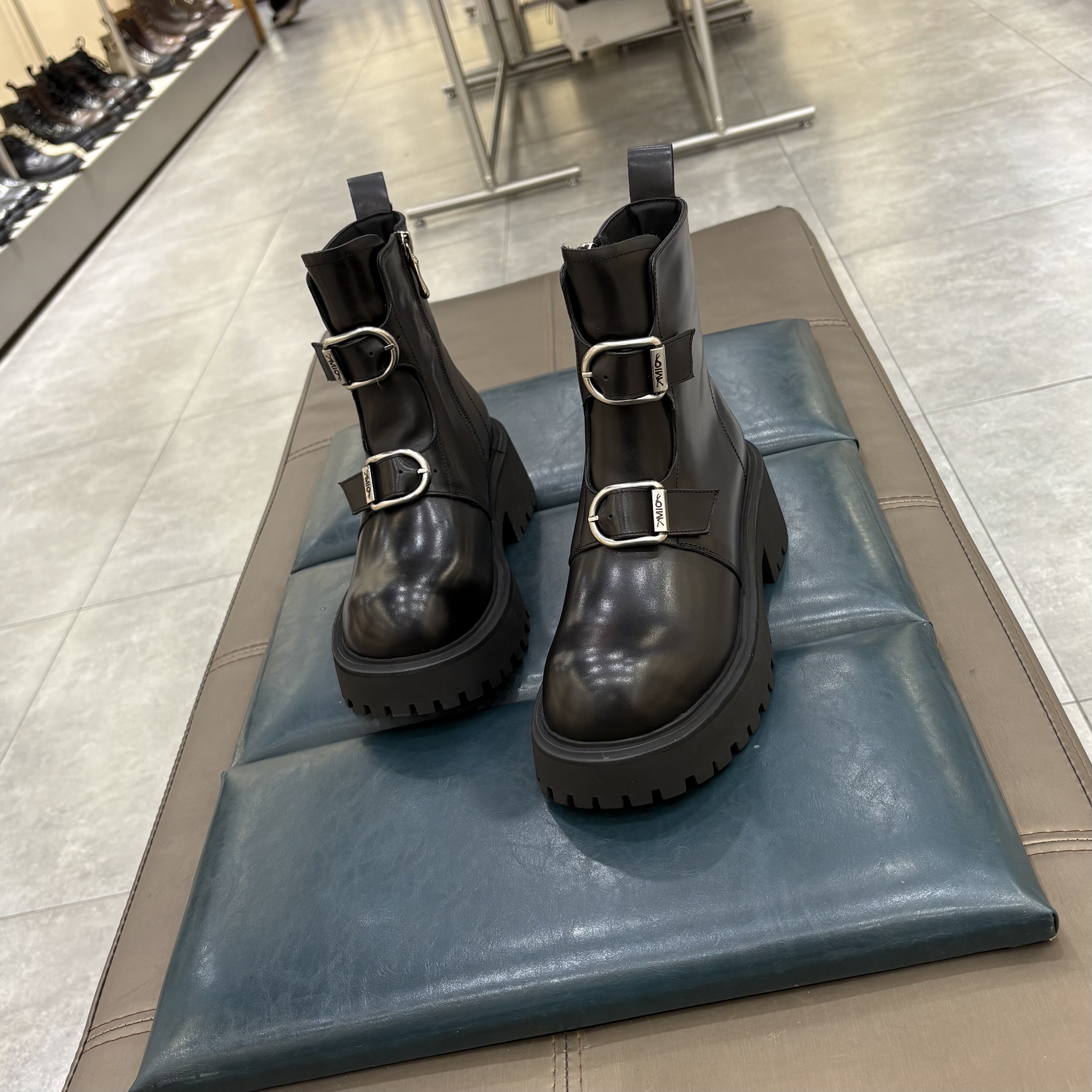 波斐2025冬季新款牛皮马丁靴女加绒保暖厚底皮带扣短靴子