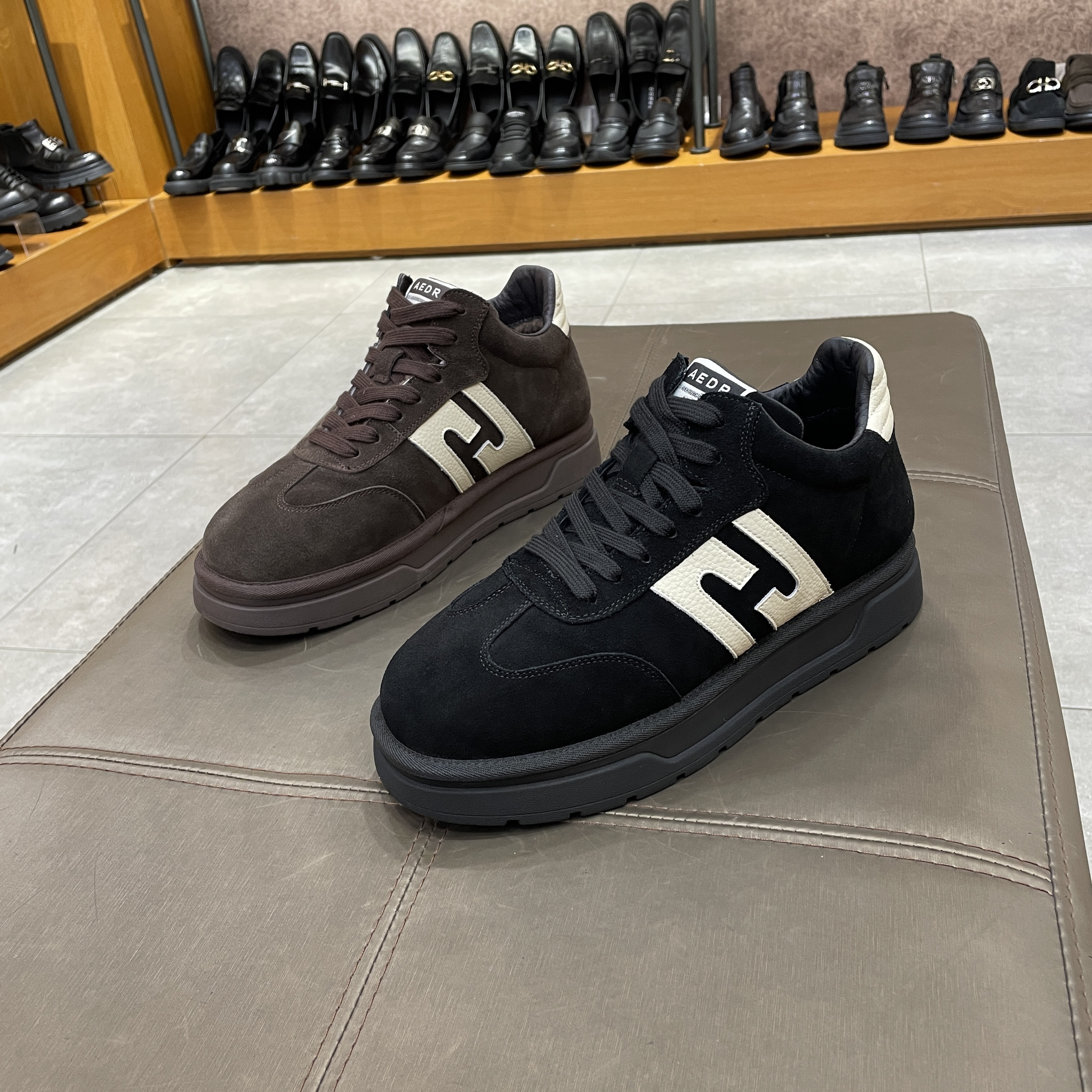 波斐冬季新款牛皮休闲板鞋男时尚百搭运动鞋羊毛保暖德训鞋