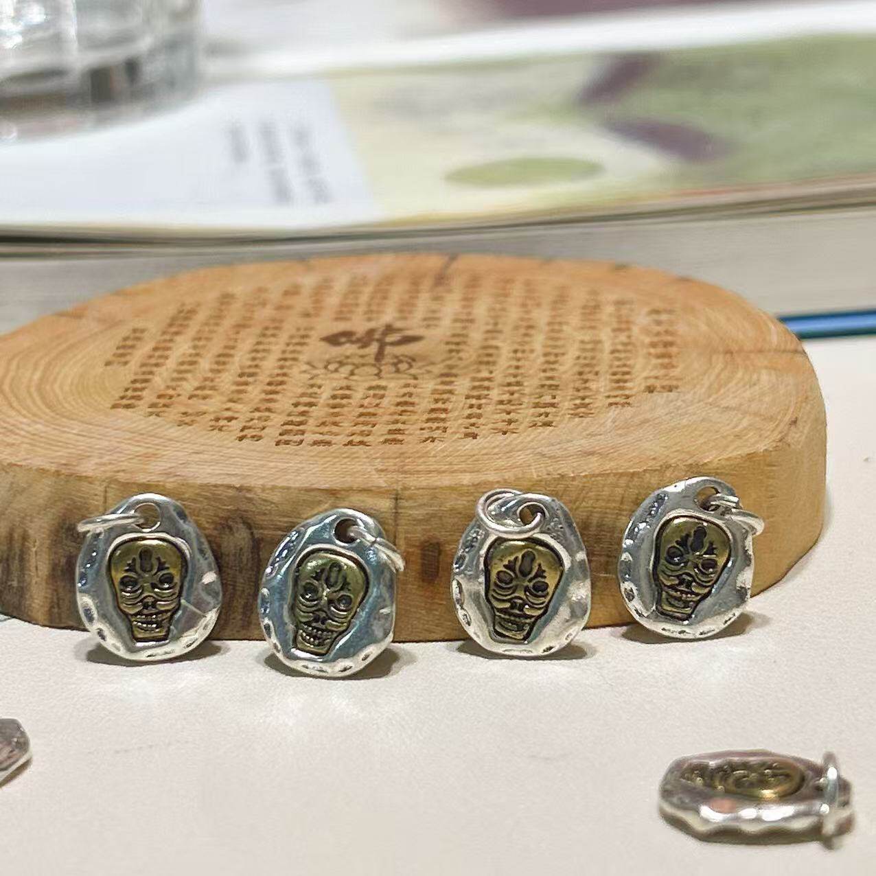 白铜骷髅头小吊坠侧挂文玩项链挂坠藏式复古手链配件饰品DIY可批