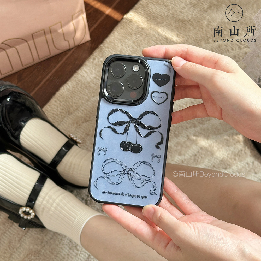 南山所 原创法式雾霾蓝樱桃蝴蝶结黑边框全包iPhone16ProMax15手机壳亚克力磨砂浮雕纹理防摔设计感硅胶14/13