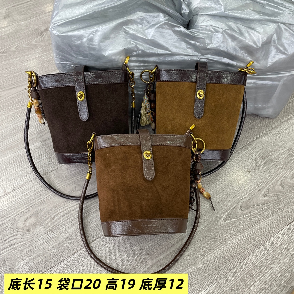 磨砂皮撞色女包2025新款美缇百搭欧美气质小众韩版斜挎包小桶包