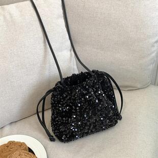 手提水桶包包女高级感拉绳褶皱单肩斜挎包女时尚欧美彩色亮片包