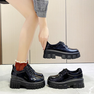 刘雯同款系带2023春秋厚底增高松糕鞋漆皮百搭黑色英伦风小皮鞋女