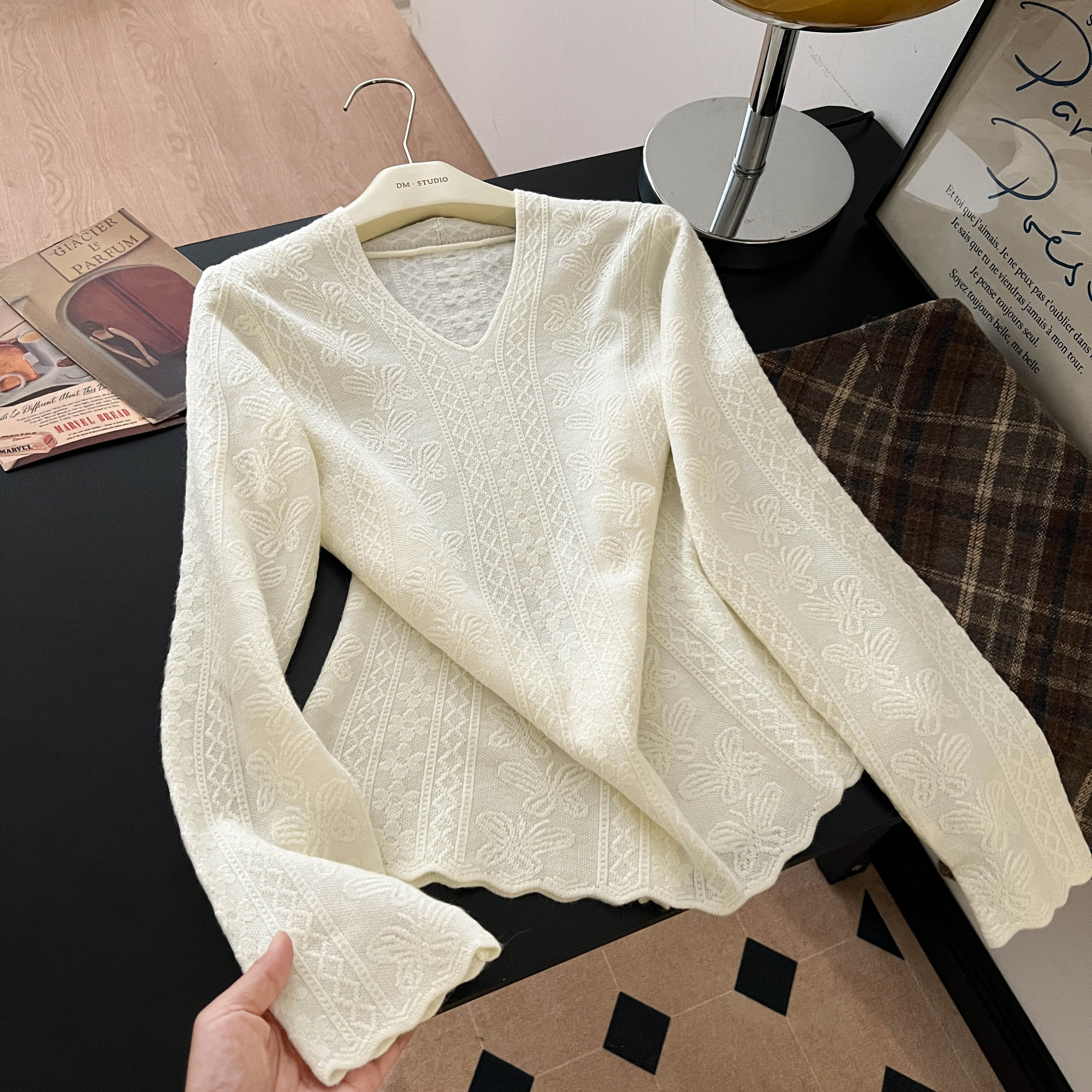 气质优雅白色针织打底衫女秋薄