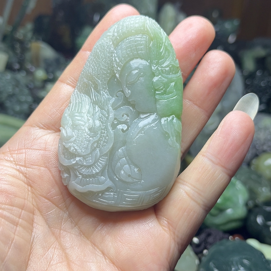 天然和田玉青海料带翠降龙罗汉降魔挂件