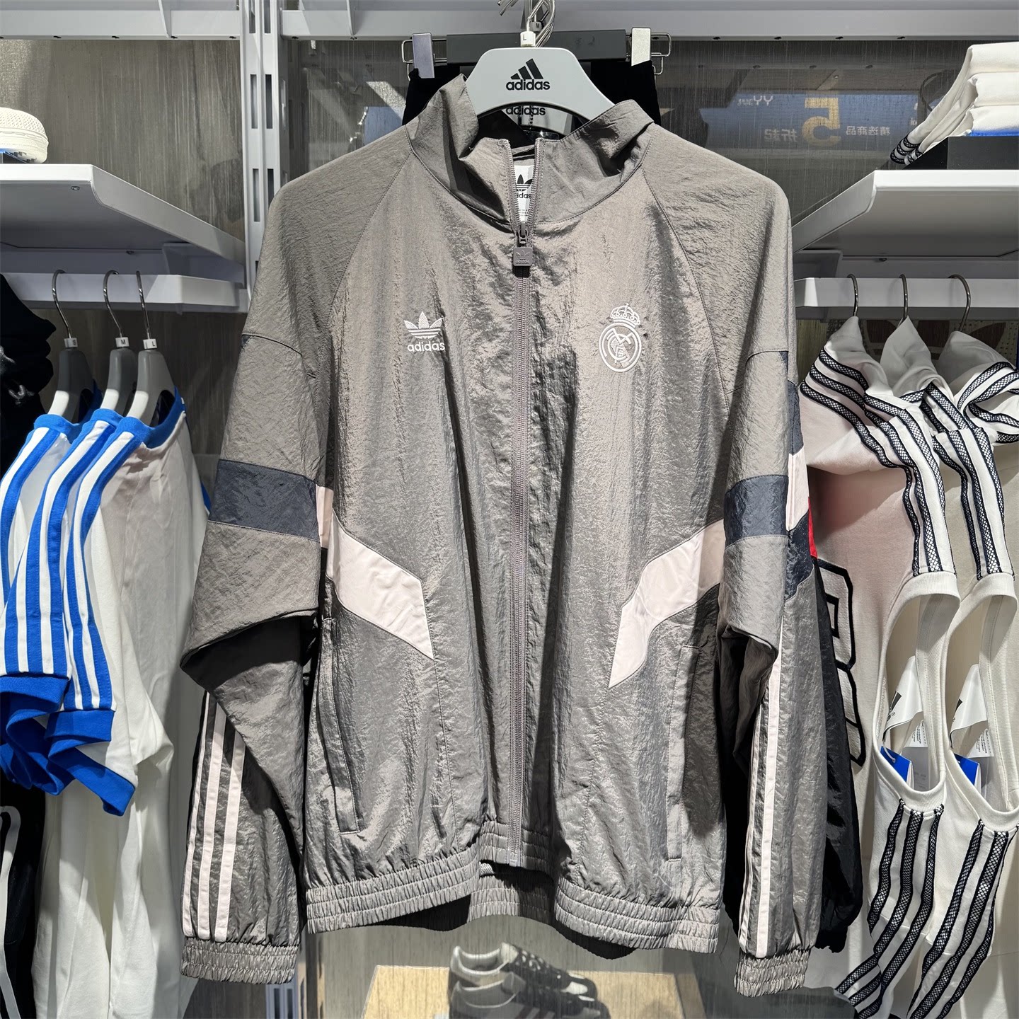 阿迪达斯三叶草外套男2025秋皇马足球文化休闲立领梭织夹克JI9479