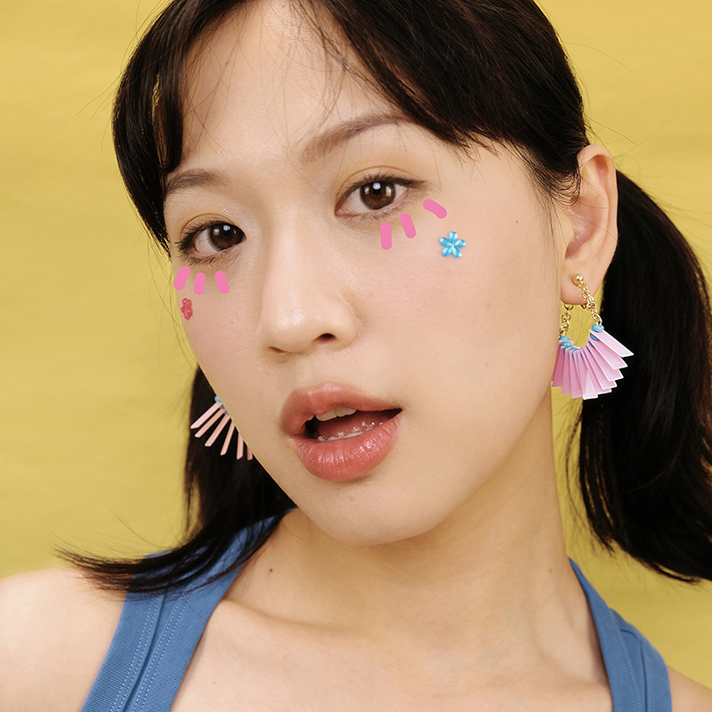 BOMBCACA玩具屋系列 芭比睫毛 原创粉色扇形轻松时髦感设计感耳环