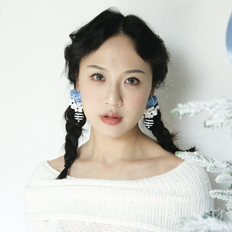 BOMBCACA冬籁集系列 蓝色小蜜蜂 浪漫白色花波点条纹夸张爱心耳环
