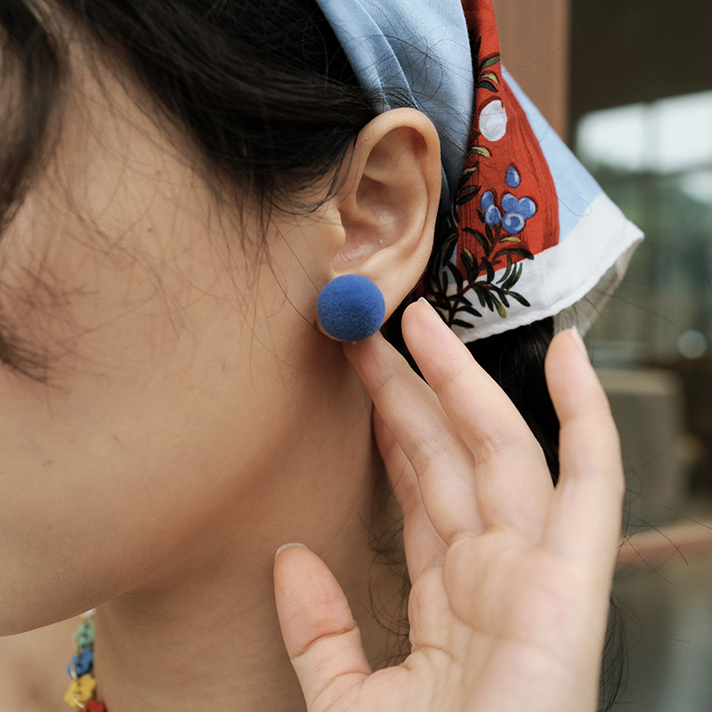 BOMBCACA放牛班的秋天系列 耳朵上的蓝丝绒 秋冬毛茸茸圆球耳环女