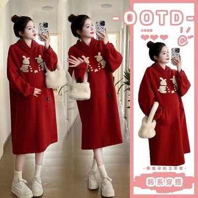 2025冬季新款红色加厚加绒连帽连衣裙女宽松大码中长款休闲卫衣裙