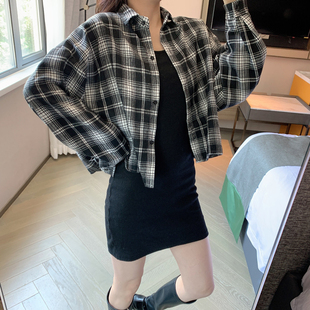 韩版春季时尚宽松黑白格子显瘦短款衬衫女减龄长袖小外套格纹衬衣