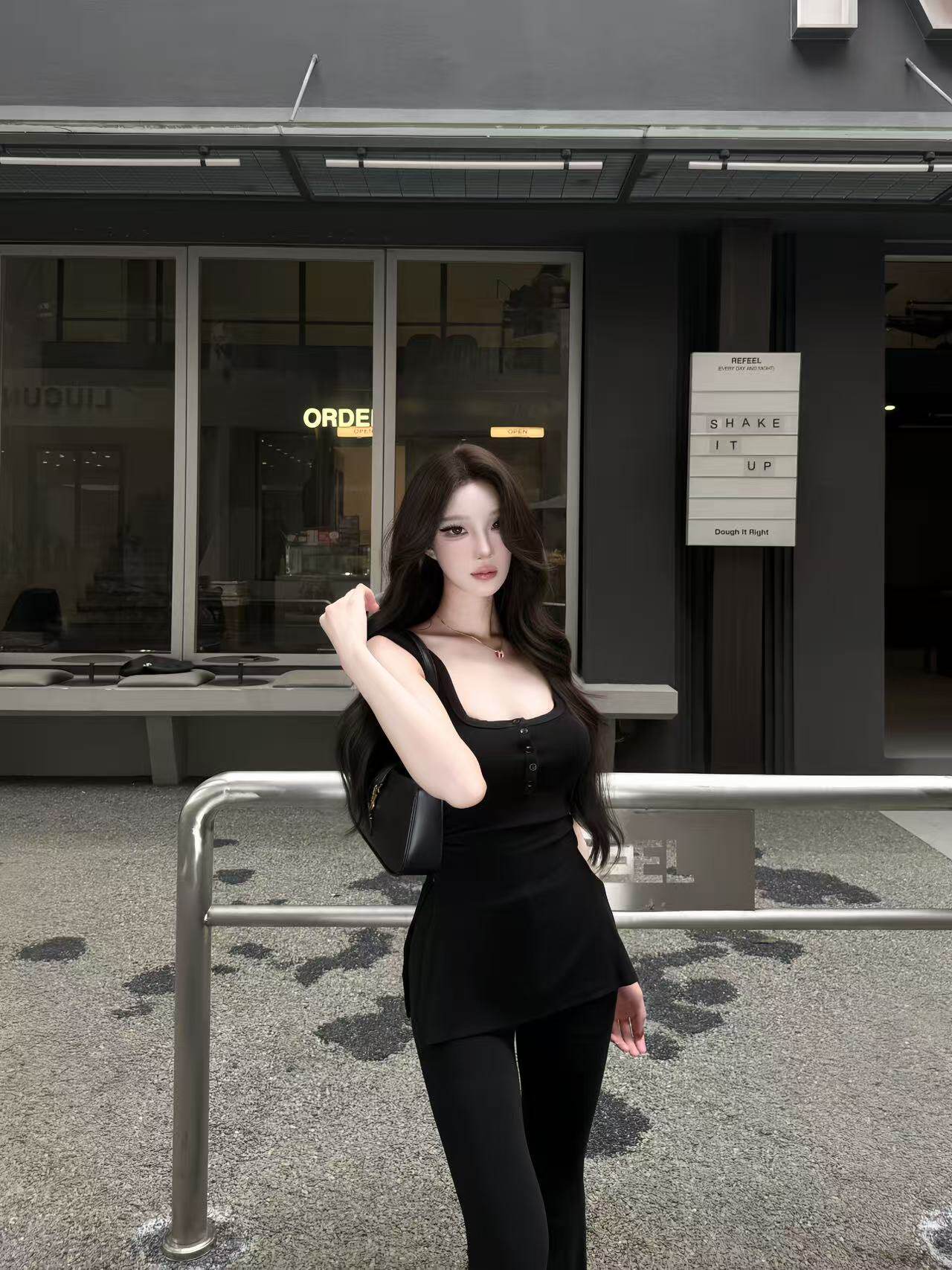 AWMUMU慕斯羊绒黑色方领吊带背心上衣套装直筒微喇休闲裤女两件套
