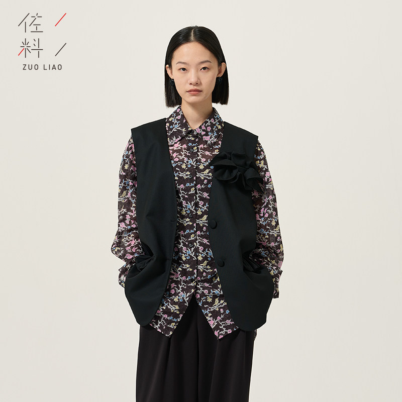佐料原创设计时尚简约V领花朵立体装饰黑马夹甲上衣女装ZDC1M125