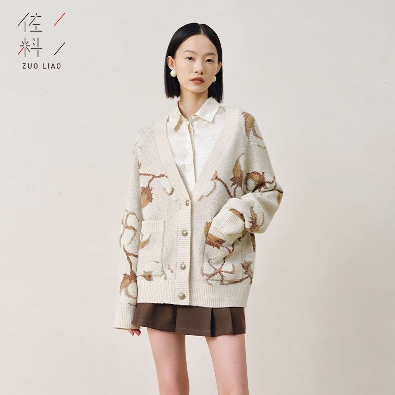 佐料大V领单排扣杏花毛织开衫