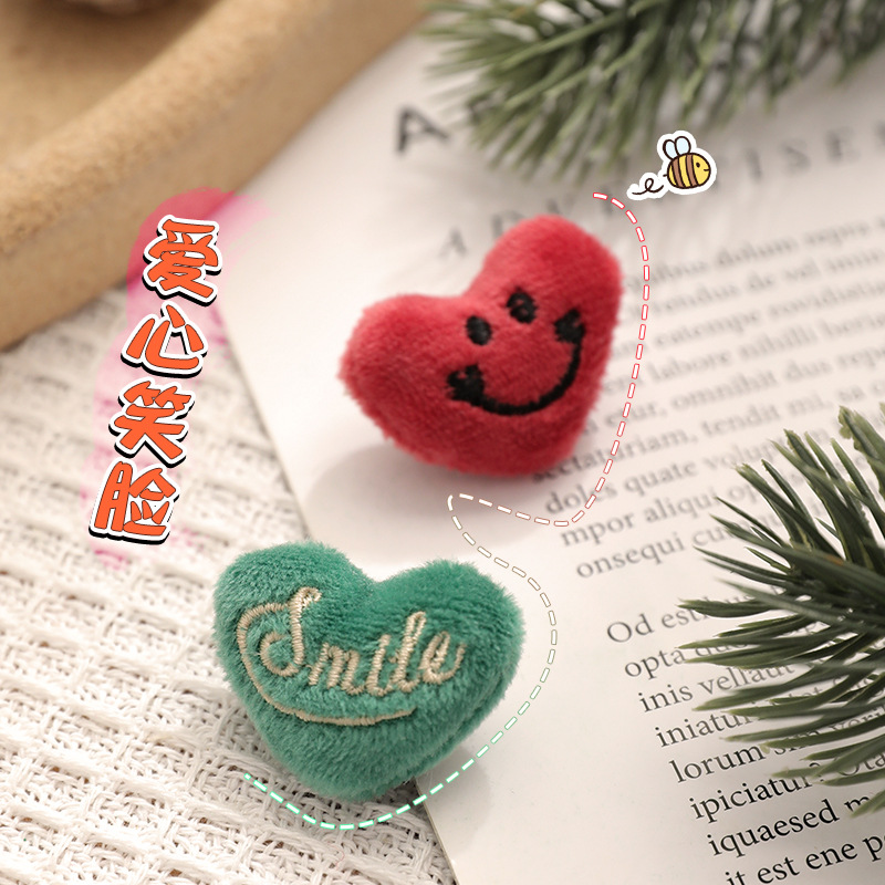 圣诞节儿童毛绒胸针爱心笑脸卡通挂件可爱儿童实用活动元旦小礼品