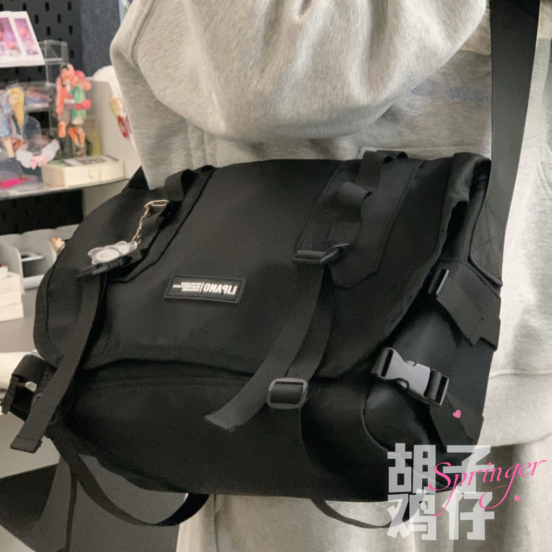 胡子鸡仔个性涂鸦单肩斜挎包男大容量暗黑风骑行包女街头潮流背包