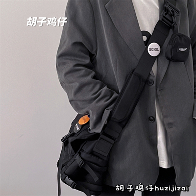 暗黑风中性男女学生大容量斜挎包