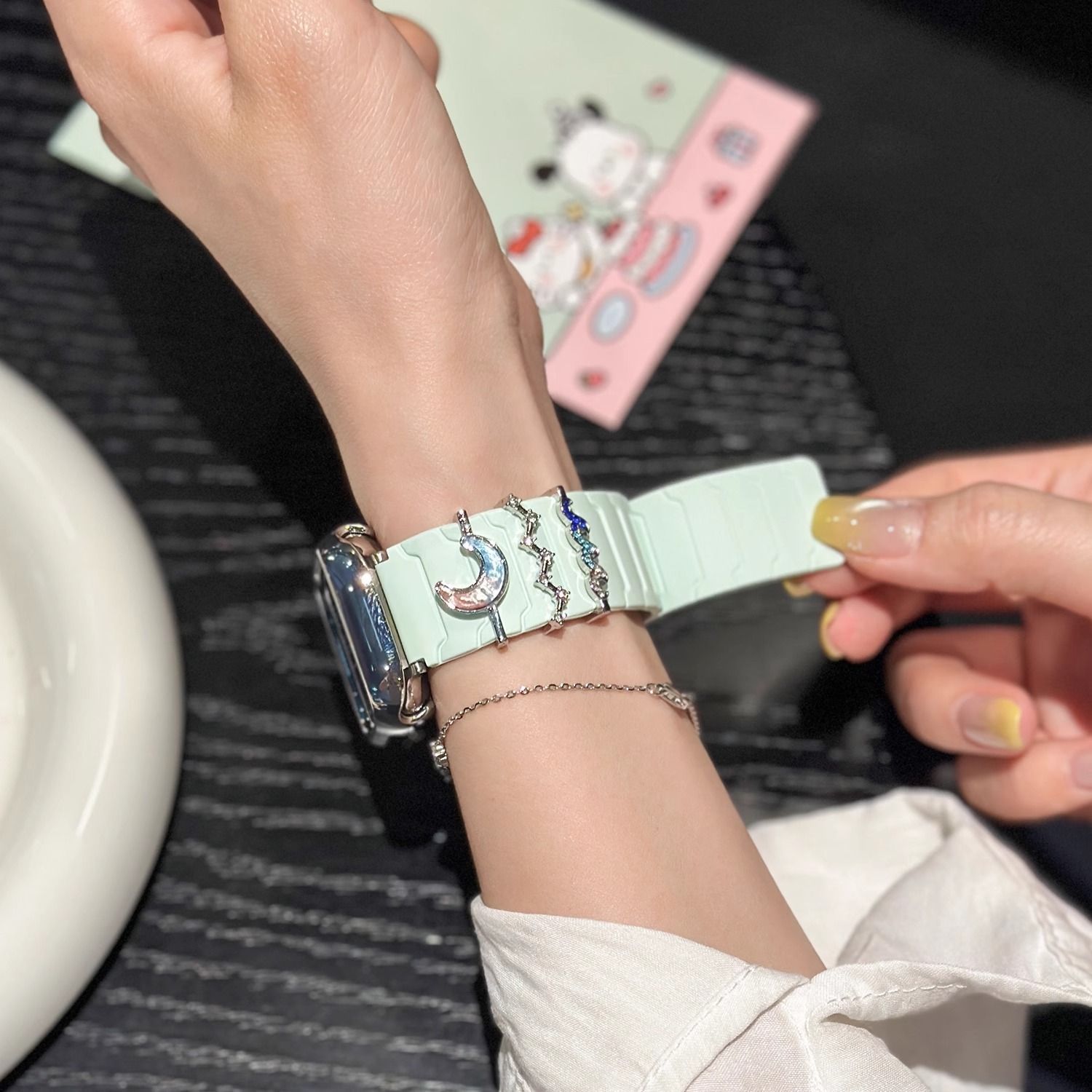 适用适用苹果s11手表带s10/9/8/7/6/5/4/3/2/se硅胶磁吸腕带ultra