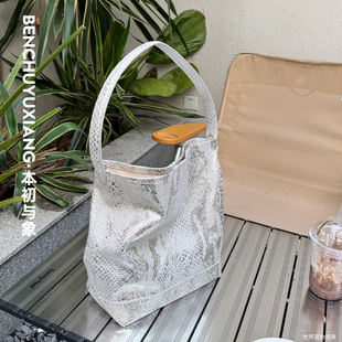 本初与象原创新款头层牛皮水桶包真皮女包大包时尚单肩斜挎蛇纹包