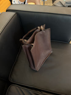 本初与象 新款头层小牛皮 植鞣皮极简小托特竖版 单肩女包里外皮