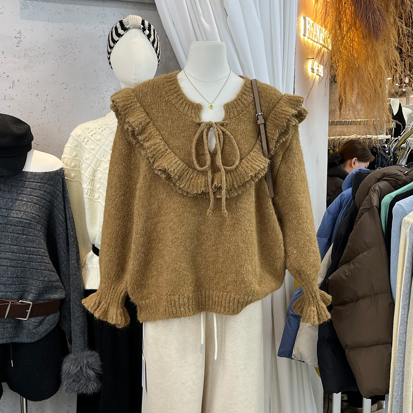 宽松时尚荷叶领系带喇叭袖毛衣