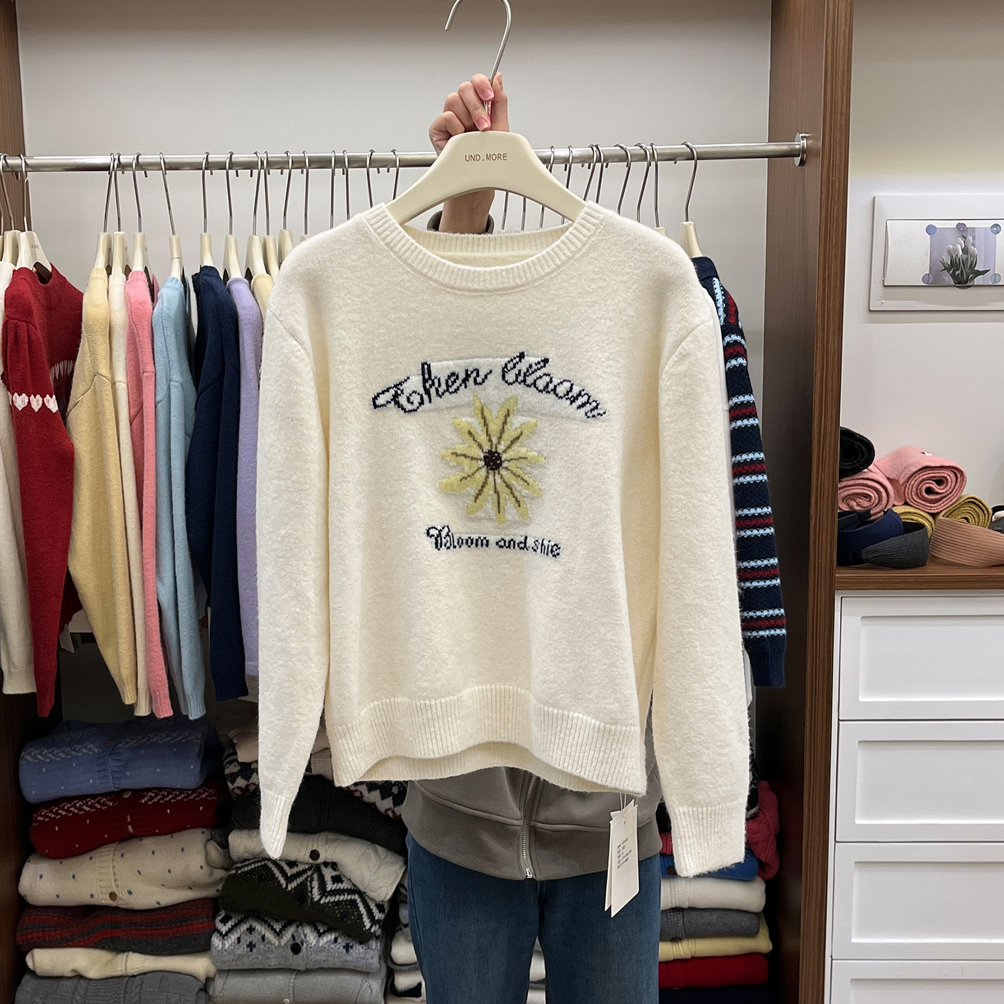 字母花朵图案圆领套头毛衣女