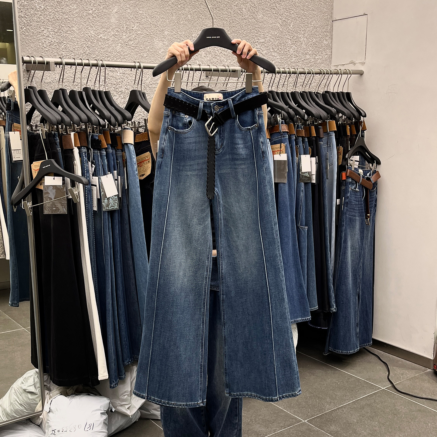 高腰阔腿牛仔裤女宽松微喇叭裤子