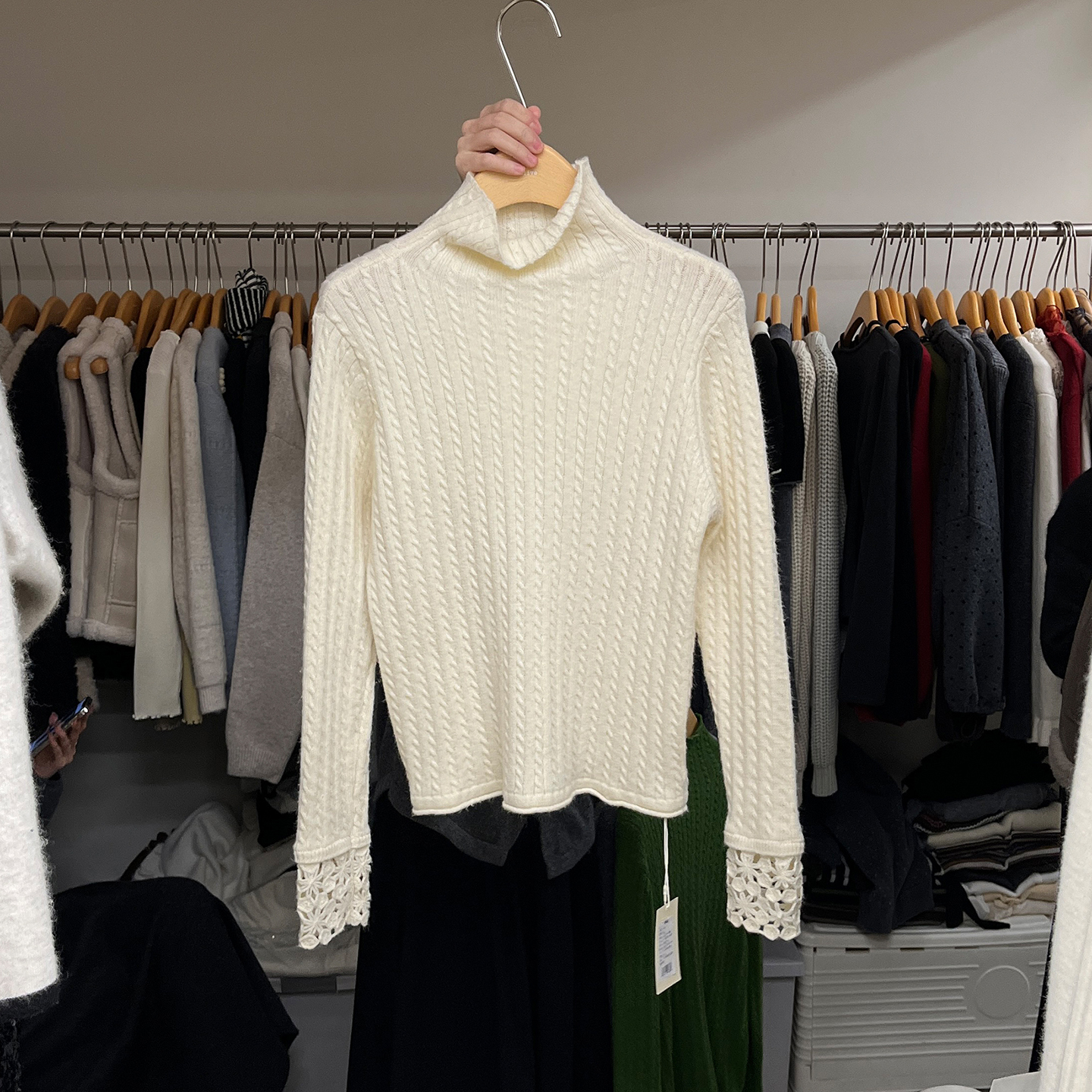 时尚设计感镂空袖子高领毛衣女