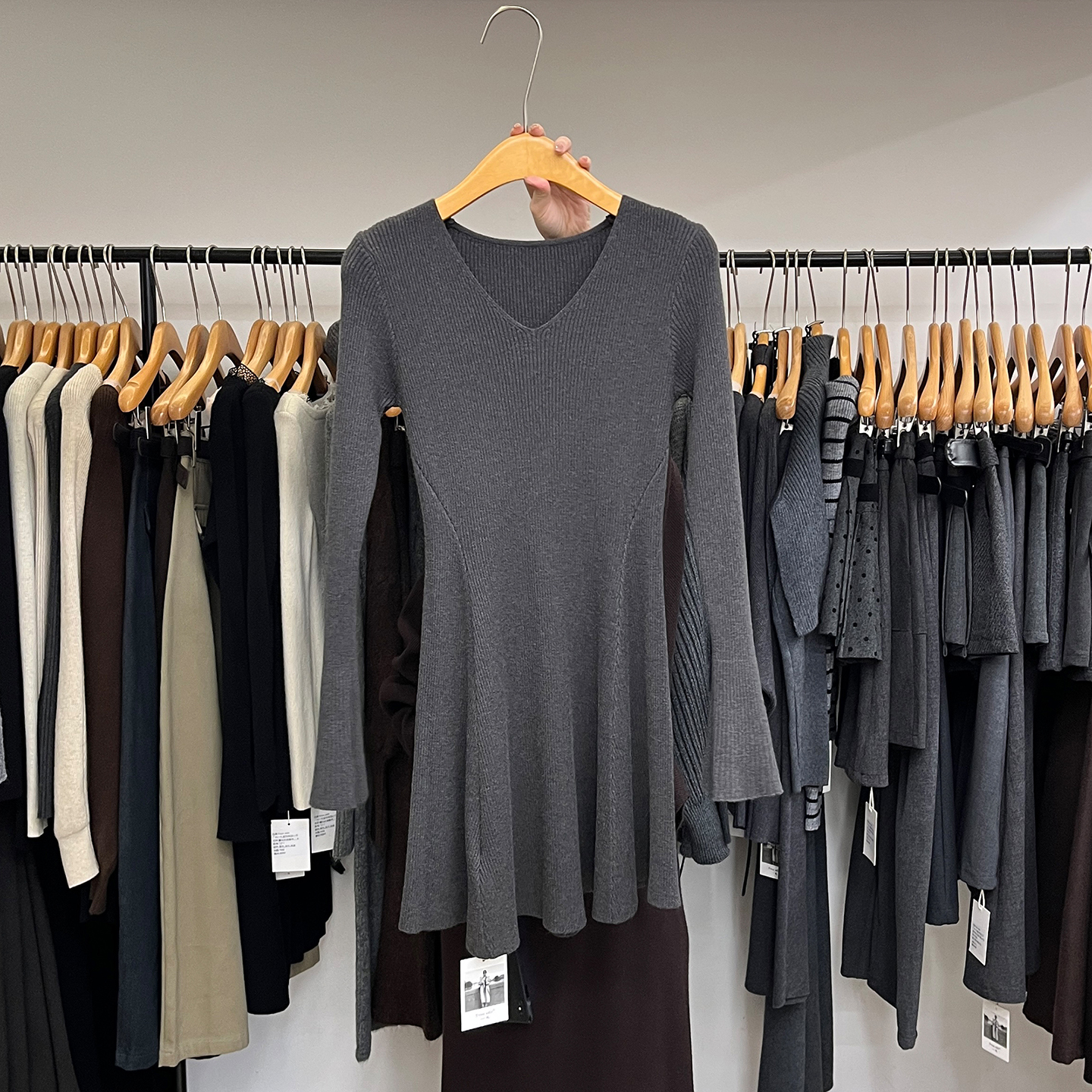 中长款收腰V领喇叭袖针织连衣裙