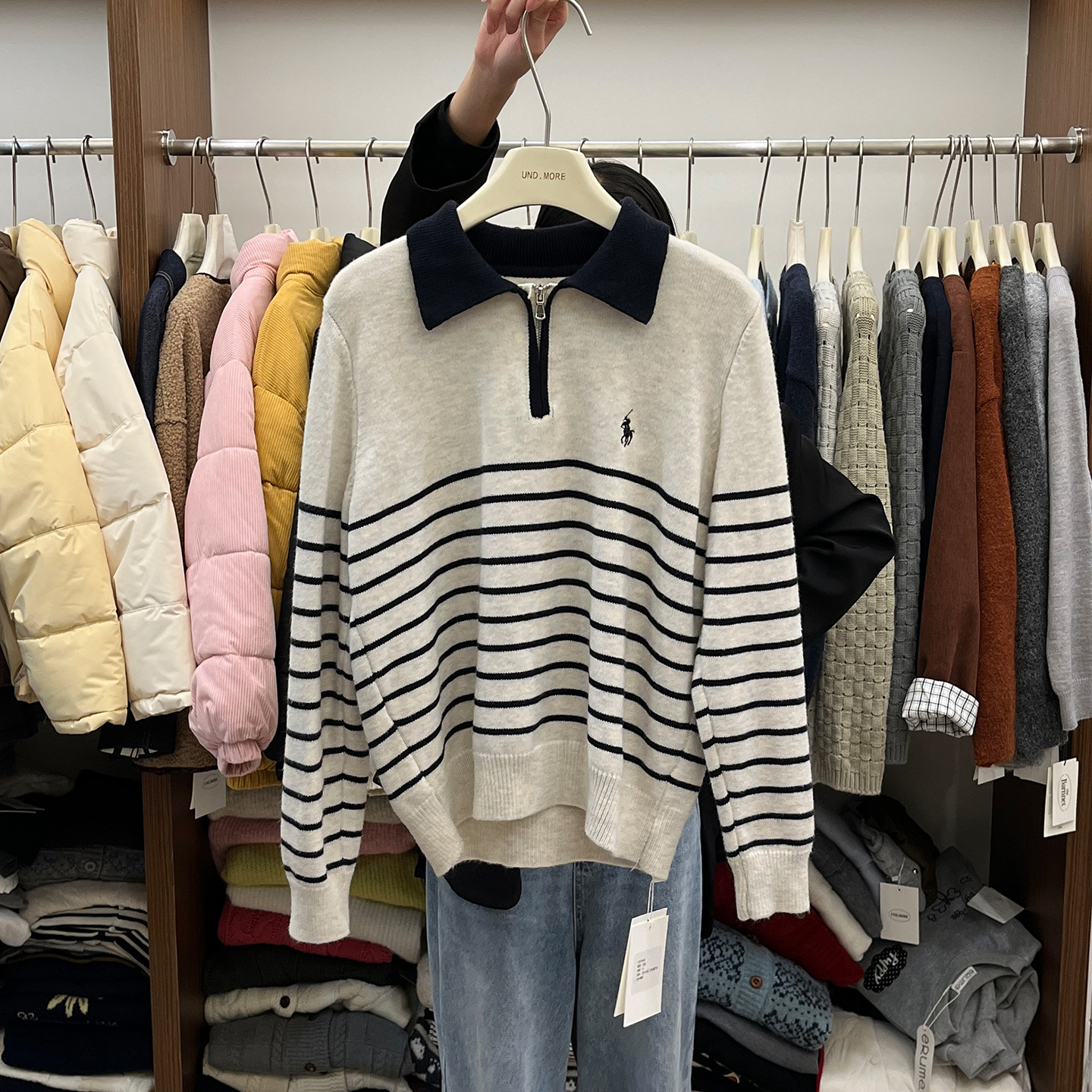 骑马刺绣拉链翻领条纹针织衫