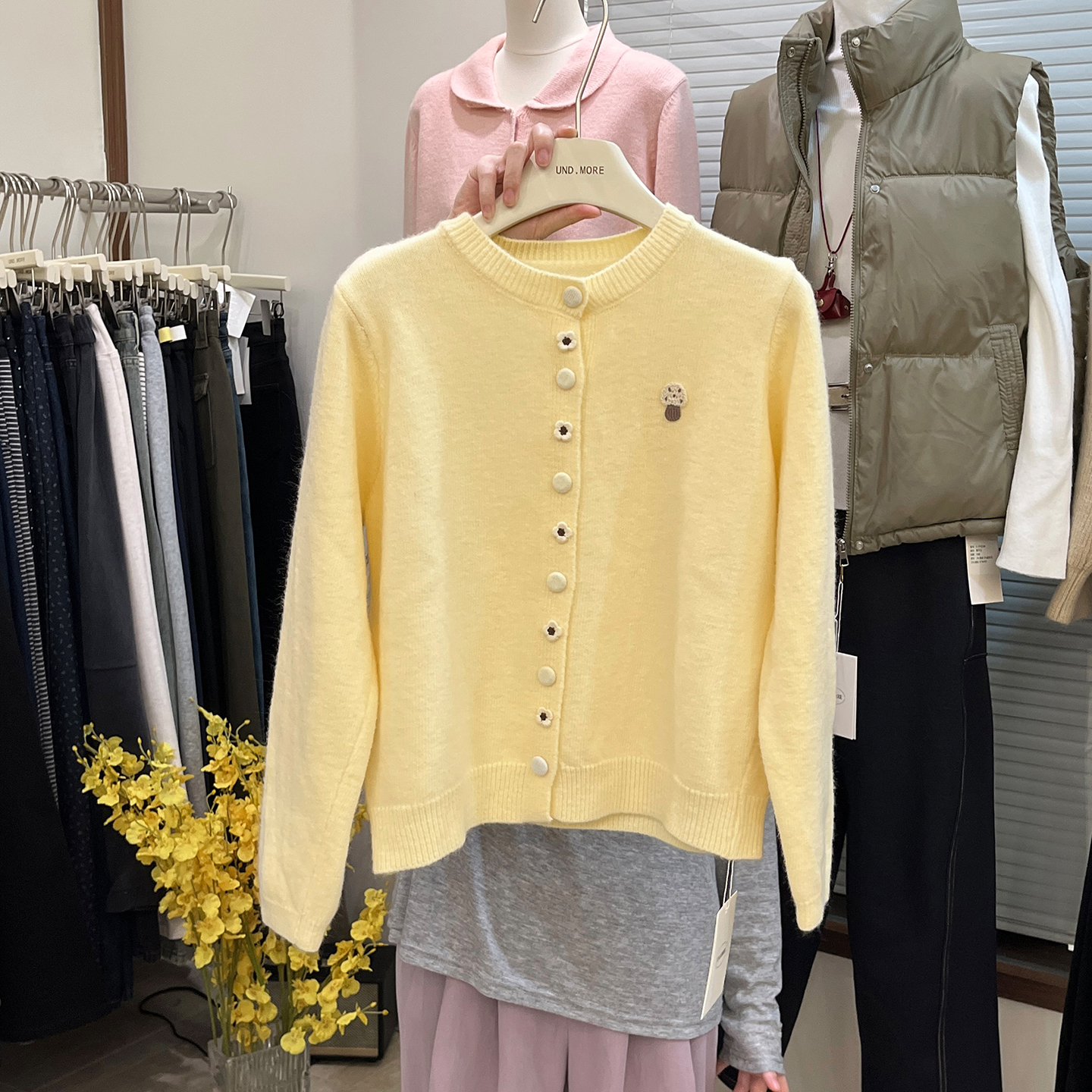 独特洋气包扣圆领针织开衫女