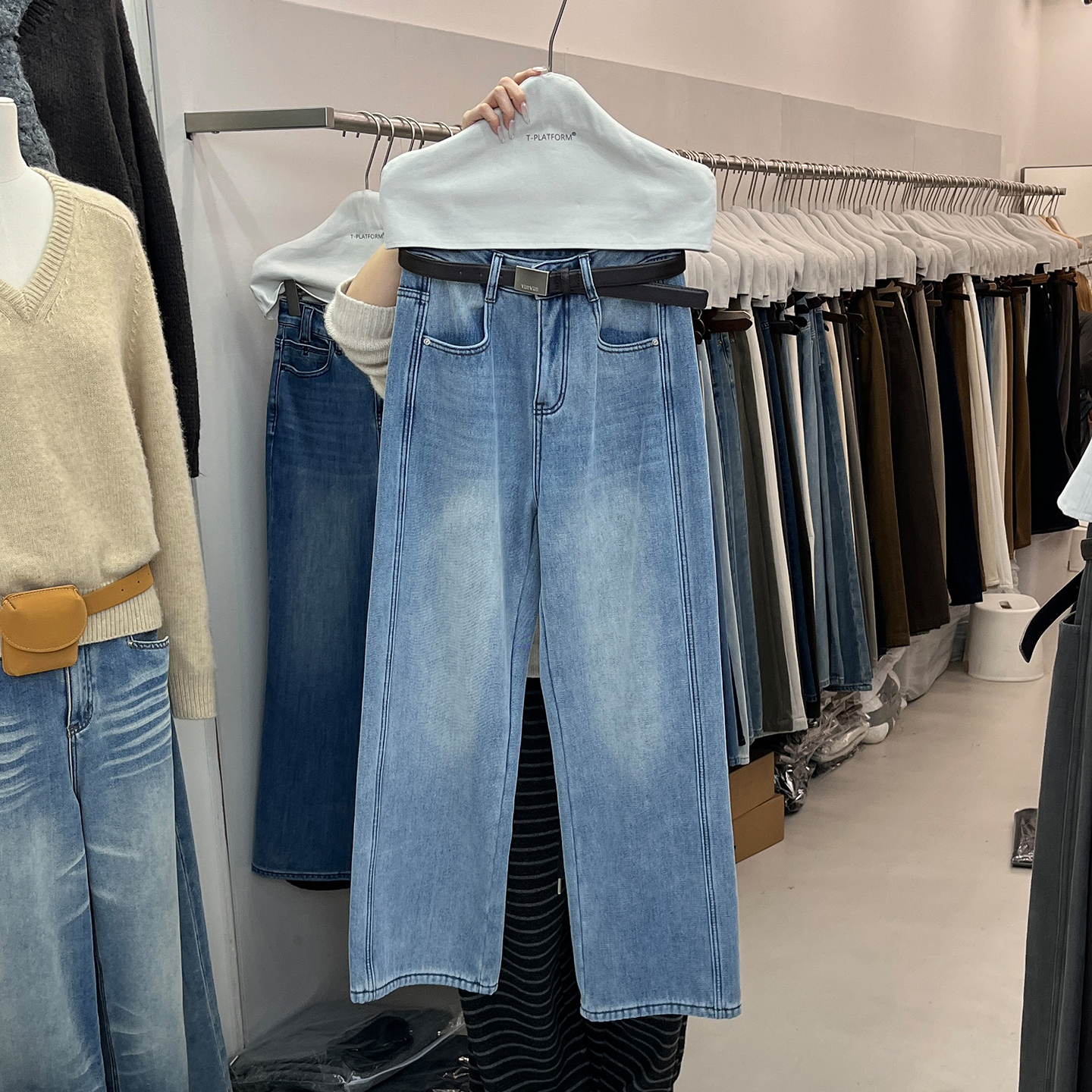 宽松保暖加绒直筒牛仔裤女