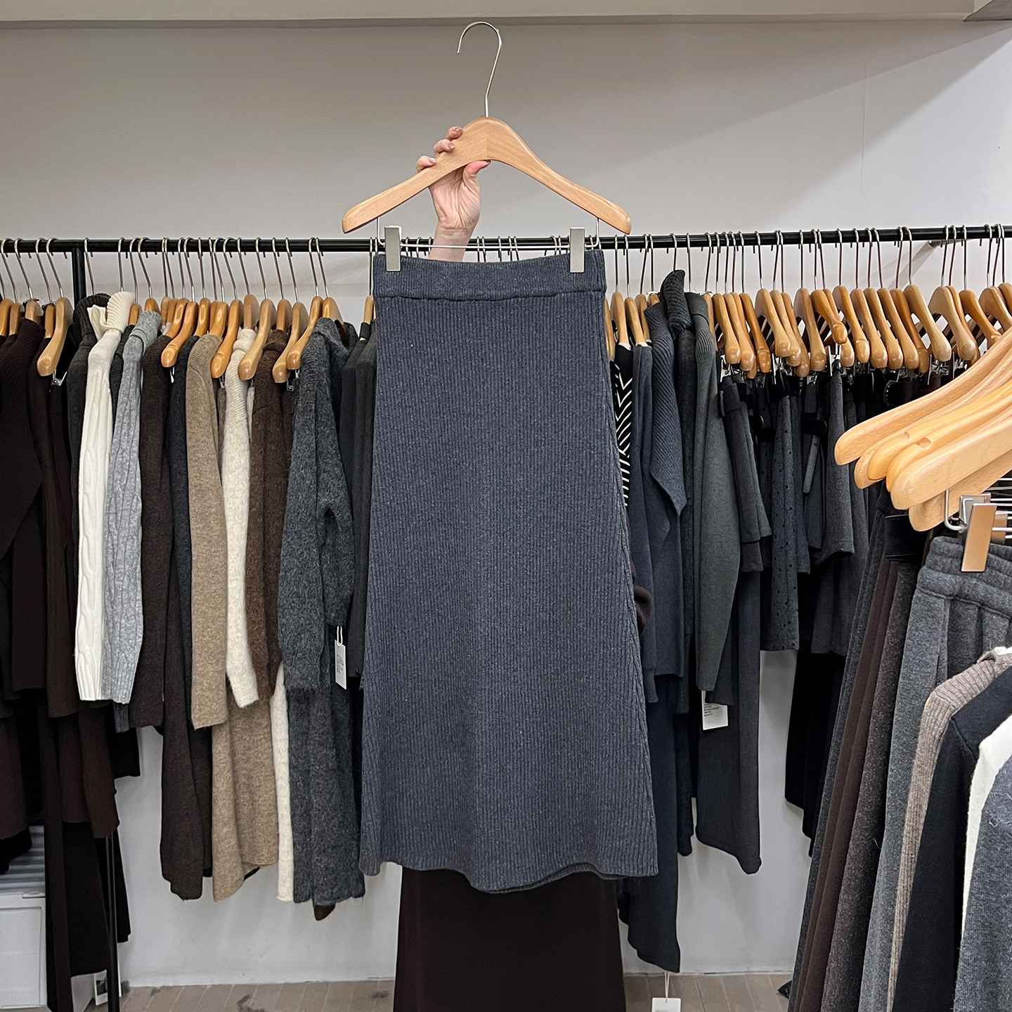 纯色松紧腰垂感针织半身裙