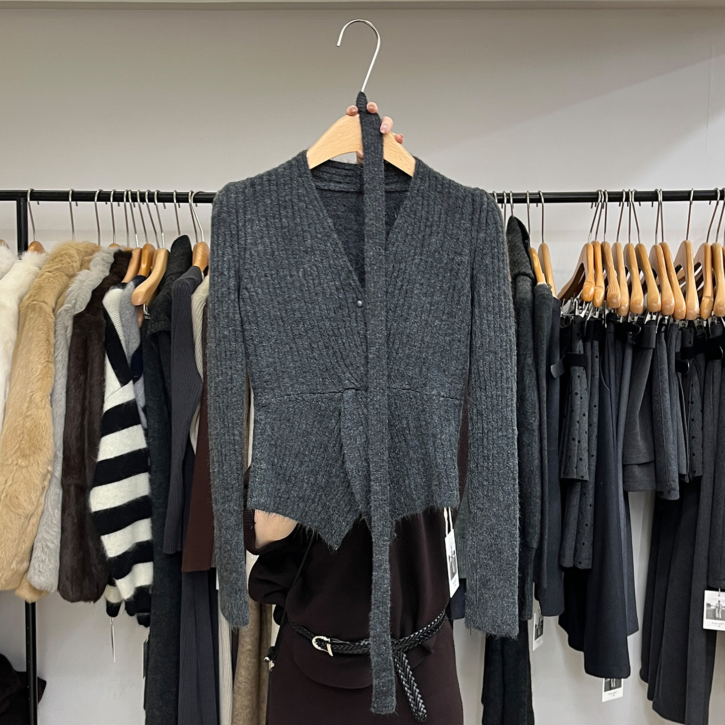 设计感收腰短款V领针织衫女