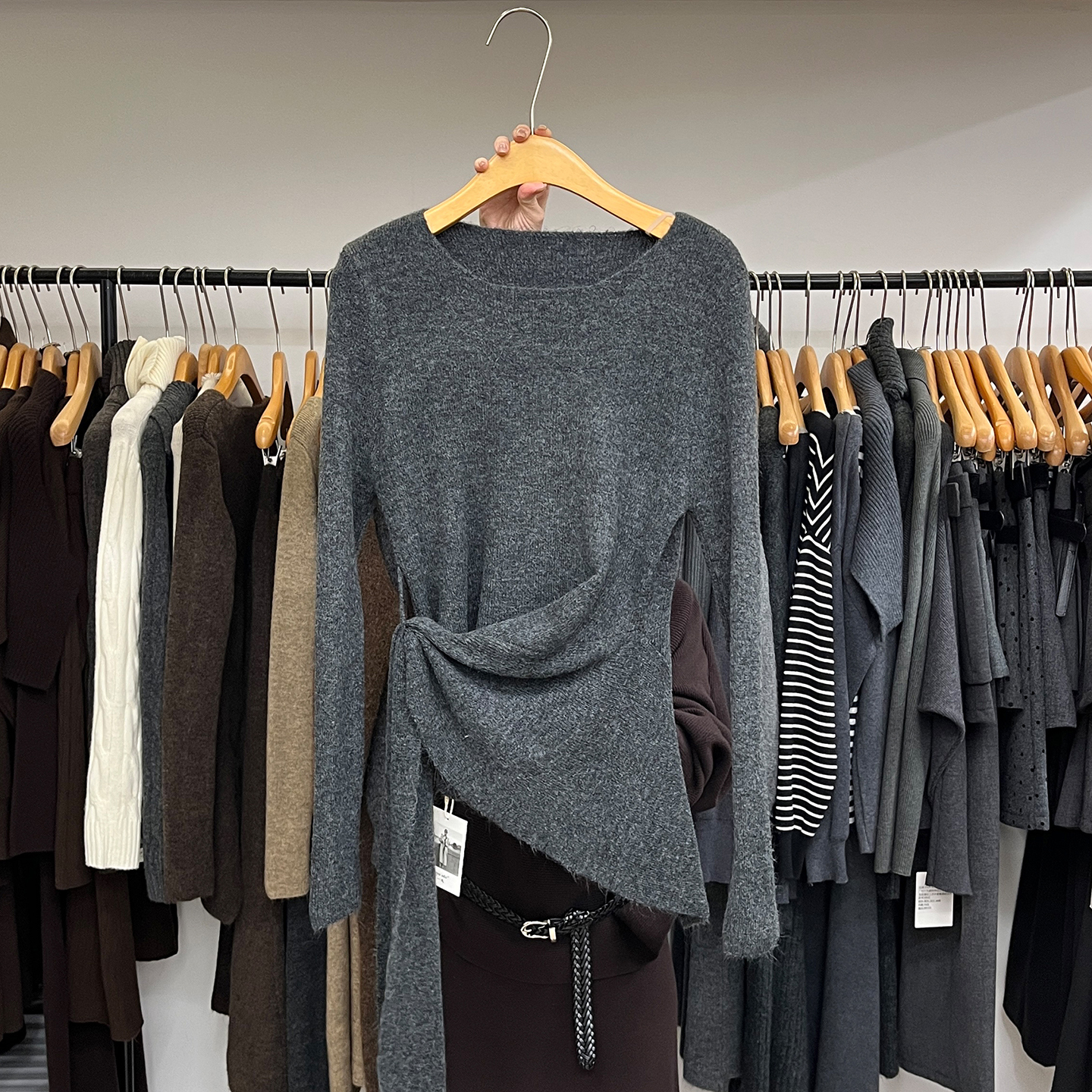 不规则收腰系带纯色针织衫