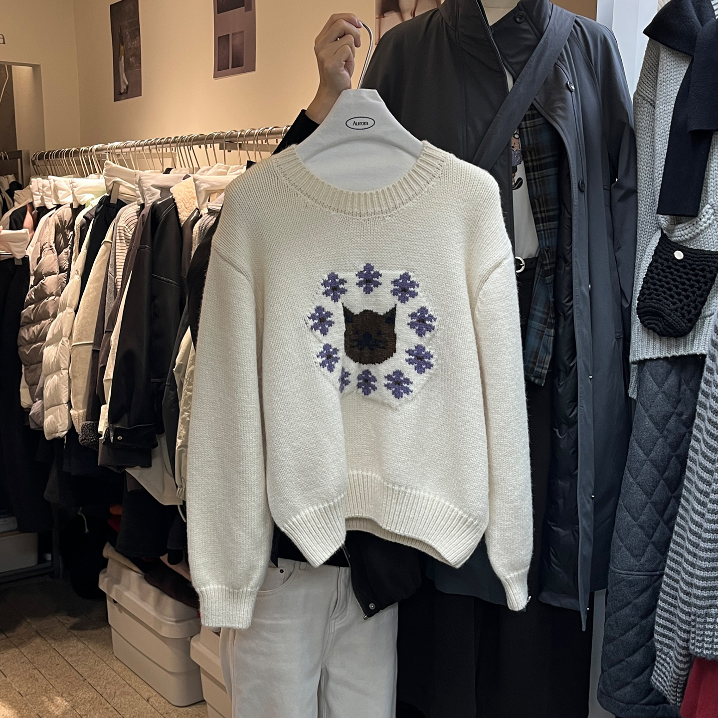 独特绣花圆领套头时尚宽松毛衣