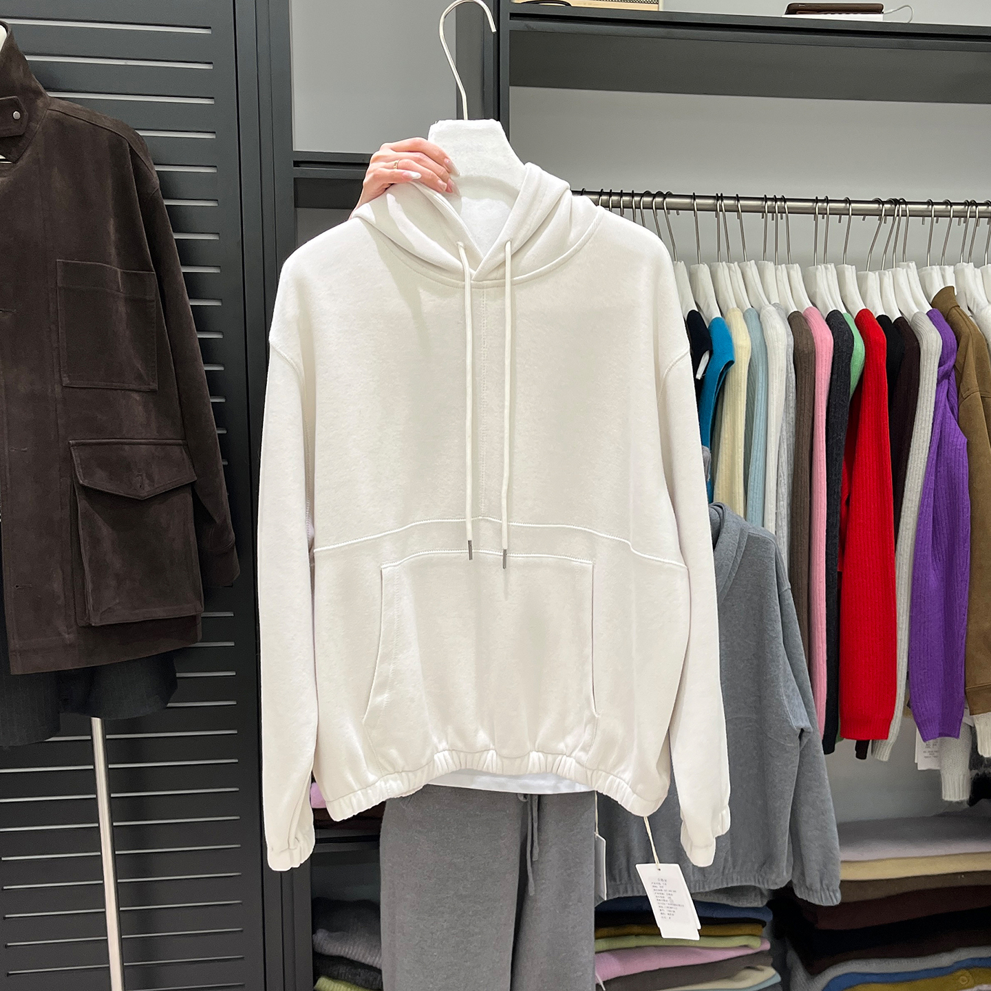 流行风格宽松纯色连帽卫衣女