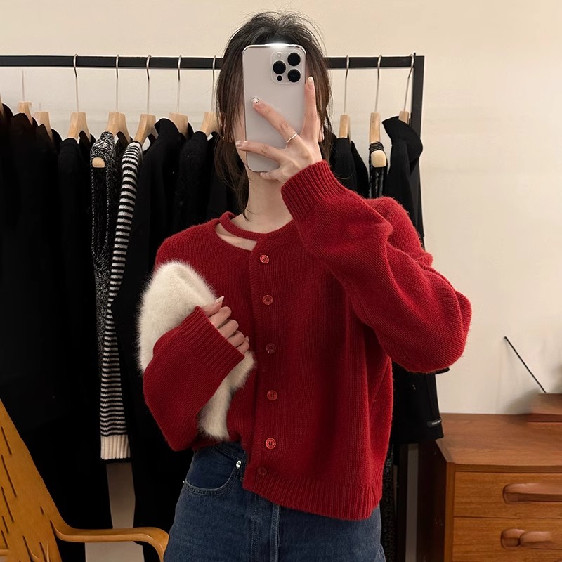 韩系心机女领口镂空单排扣毛衣