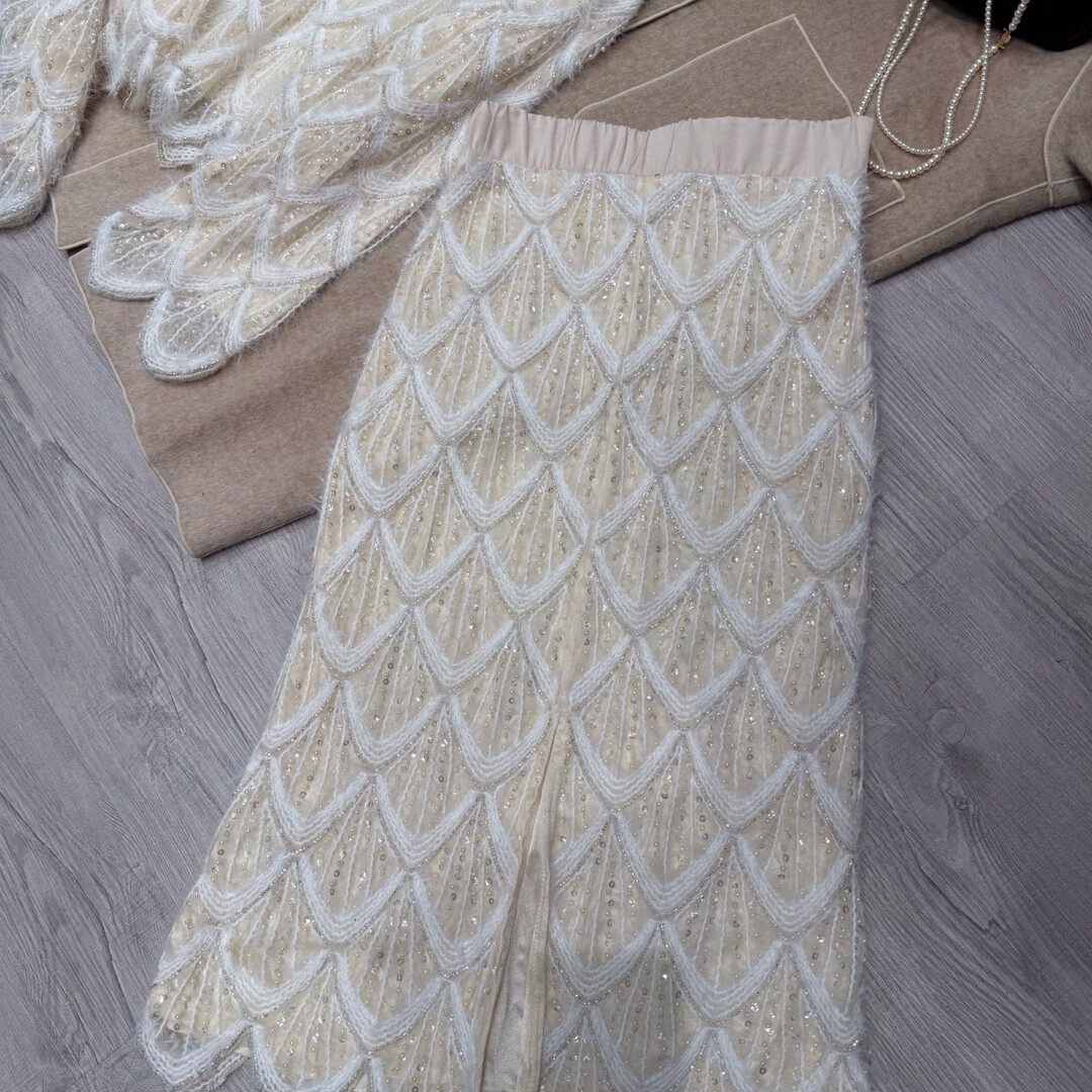 阅悦以毛绒蕾丝织就神秘轮廓细碎闪钻如星子半身裙YS51-G208A