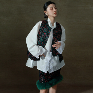 TWANG新年复古团花光感刺绣中式旗袍纽扣马甲狐狸毛包臀半裙套装