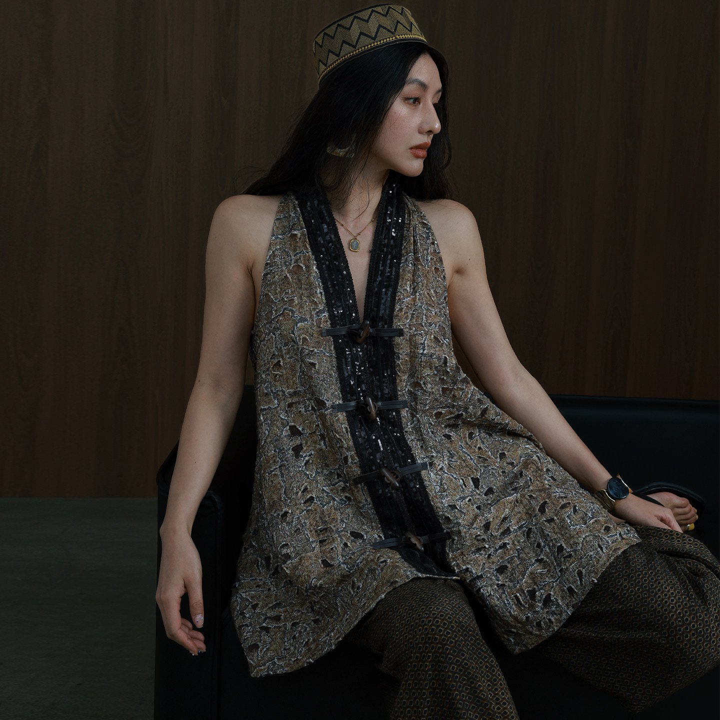 TWANG草木色肌理镂空工艺天丝舒适面料亮片真皮木扣挂脖伞摆背心