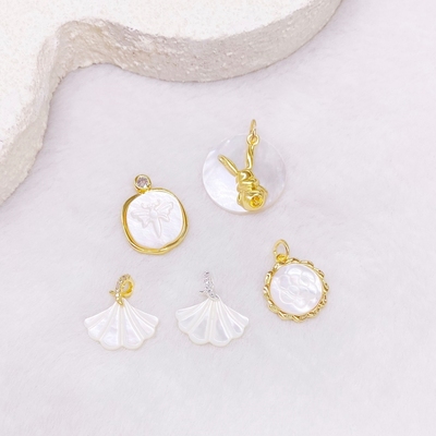 小众设计贝壳银杏叶吊坠浮雕晴蜓山茶花铜镀18K金项坠女饰品配件